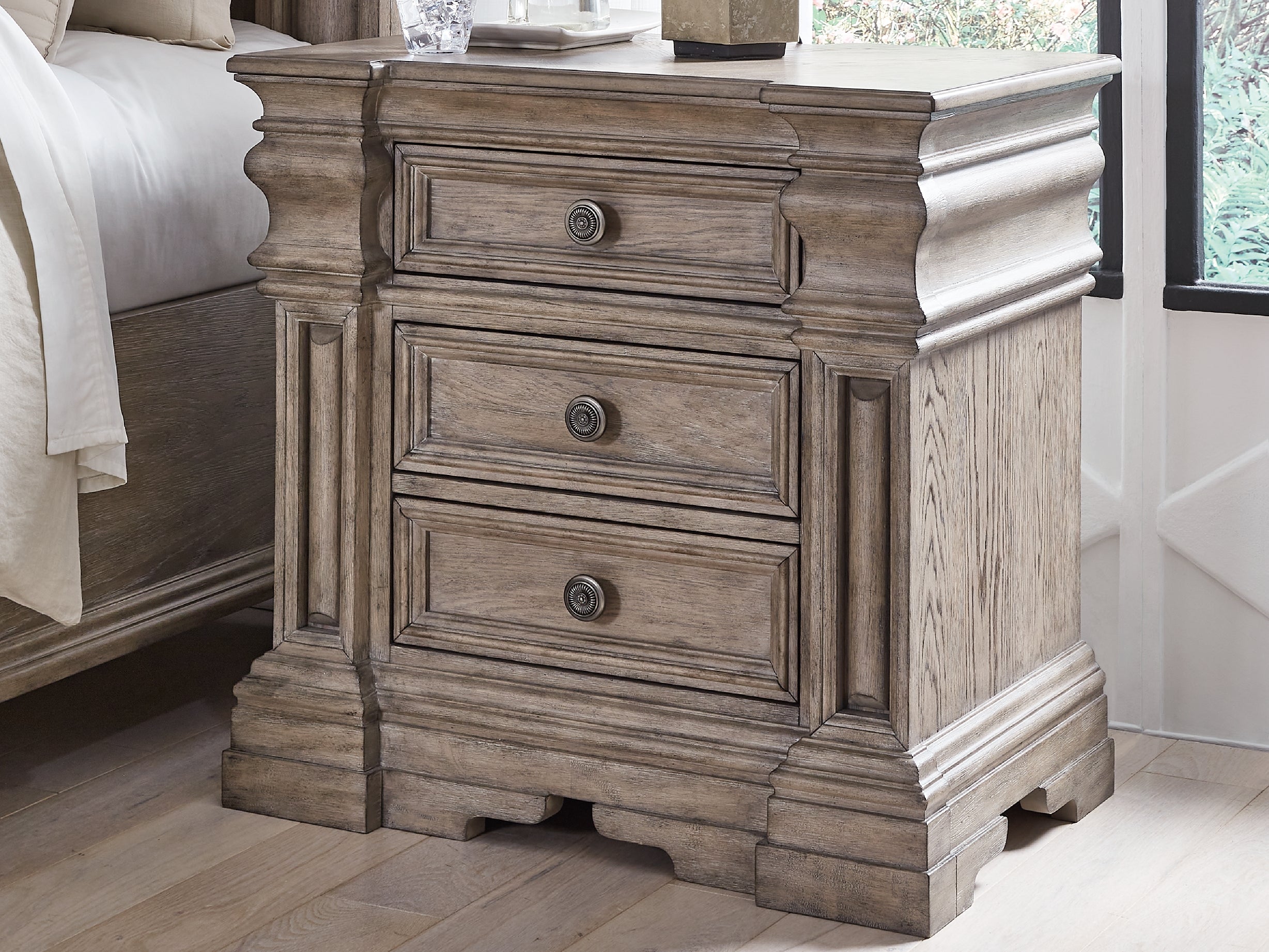 Lullora Furniture - Ashley Furniture - Blairhurst Bedroom - Dresser and Mirror / Light Grayish Brown - B916B1
