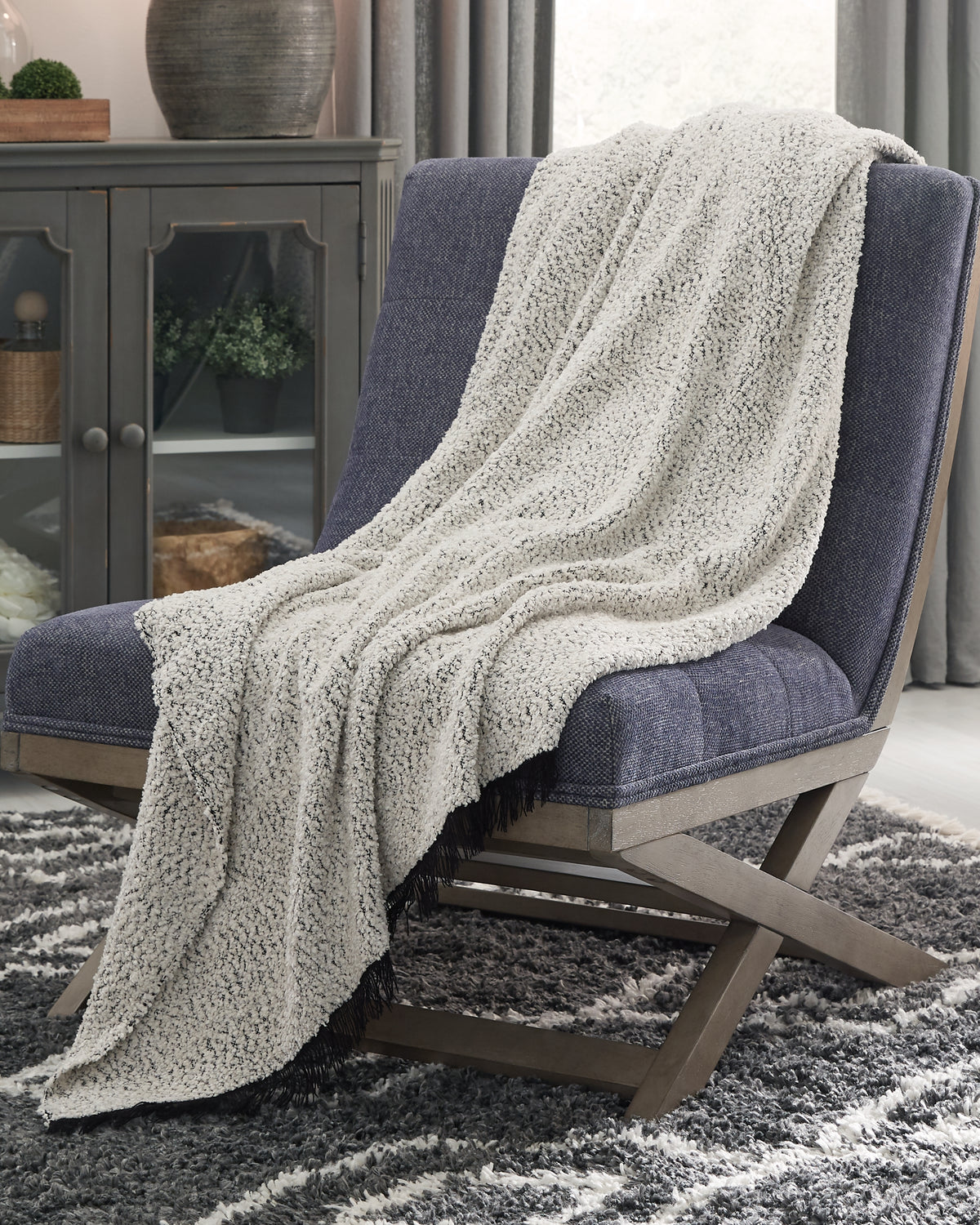 Lullora Furniture - Ashley Furniture - Leonita Throw - Throw / Black/White - A1000769T