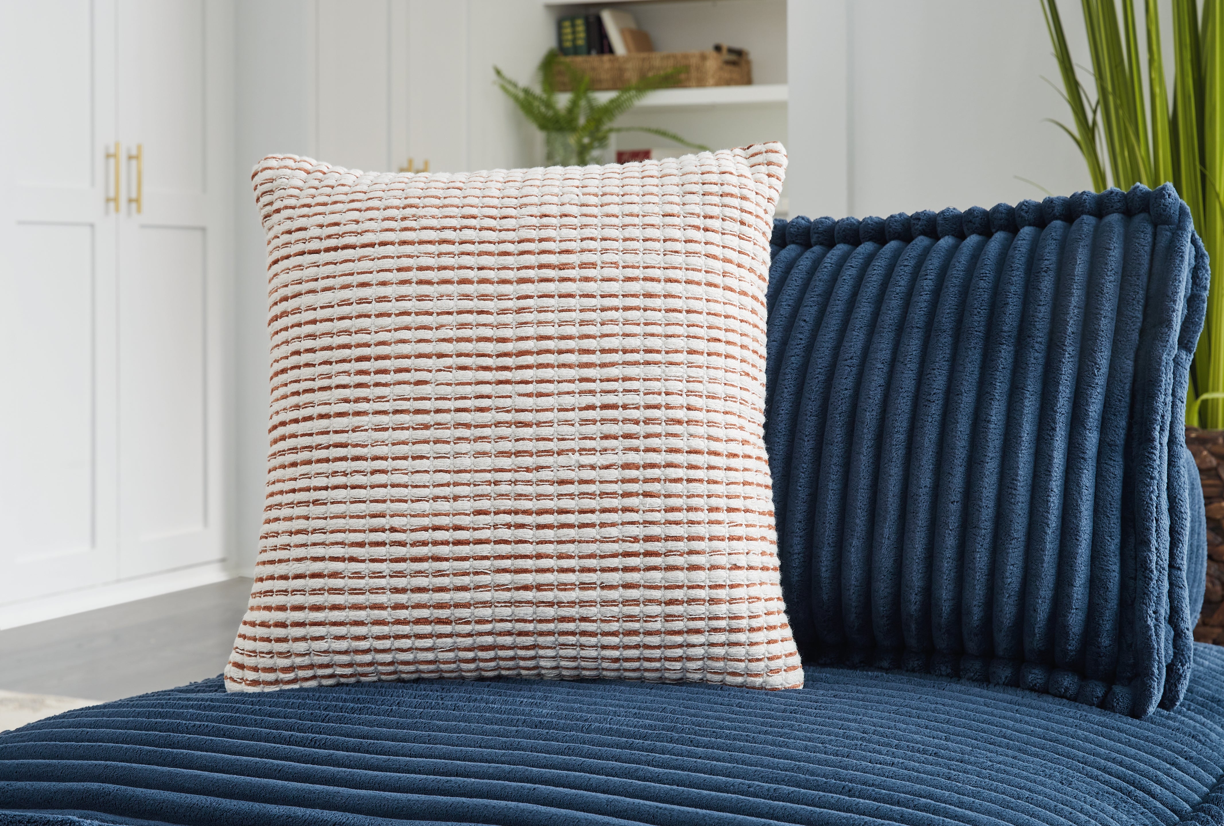 Lullora Furniture - Ashley Furniture - Nashlin Pillows - Pillow / White/Rust - A1001038P