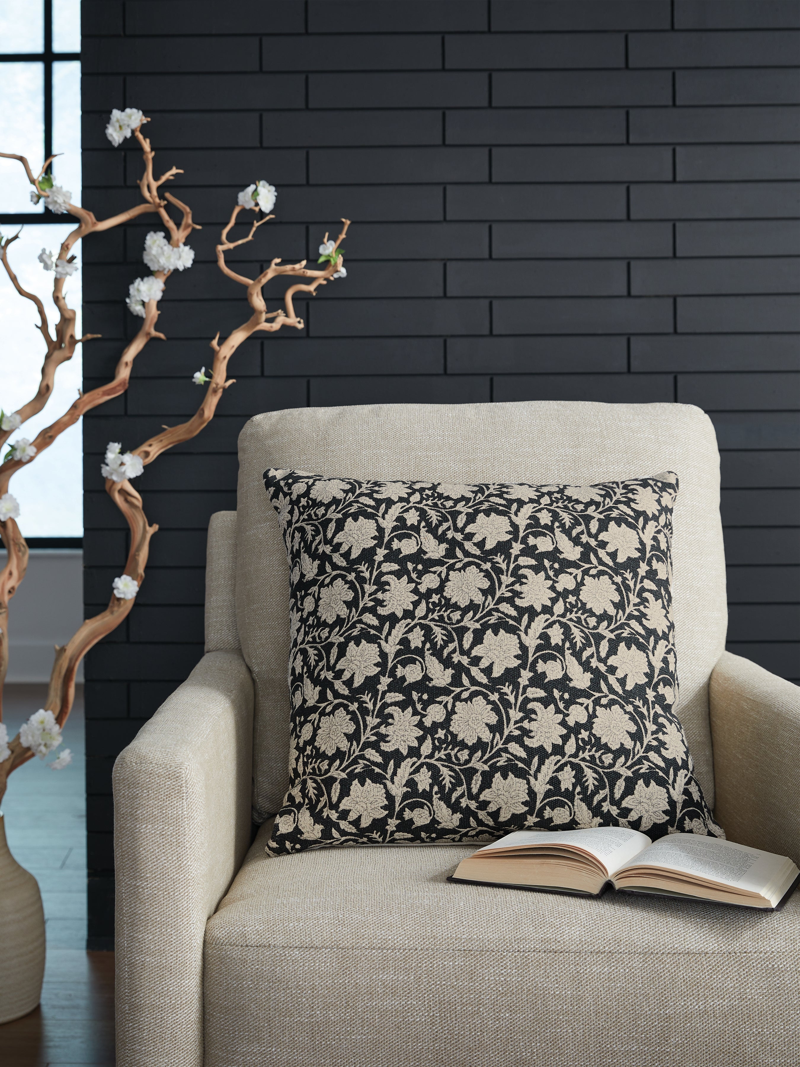 Lullora Furniture - Ashley Furniture - Alanderson Pillows - Pillow / Black/Ivory - A1001100P