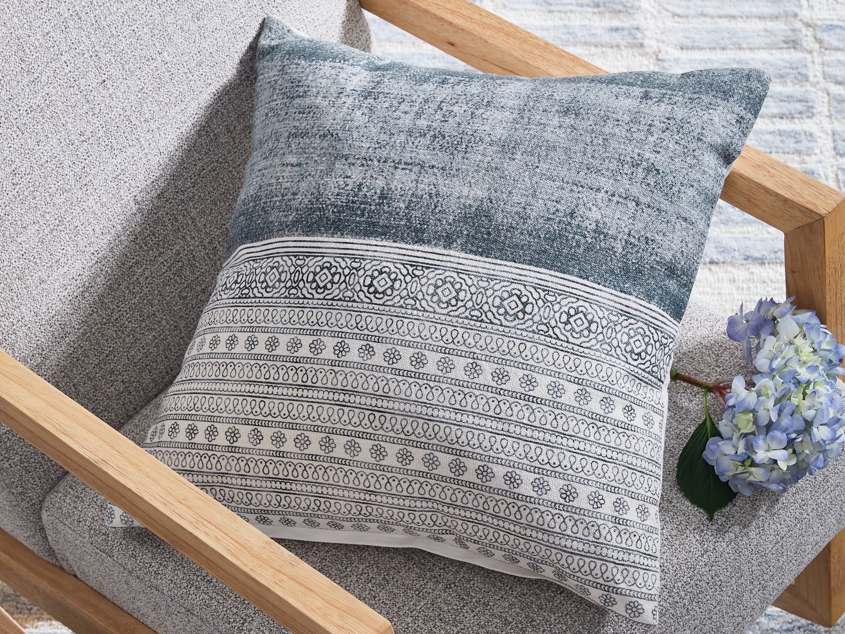 Lullora Furniture - Ashley Furniture - Harperville Pillows - Pillow (4/CS) / Blue/White - A1001127