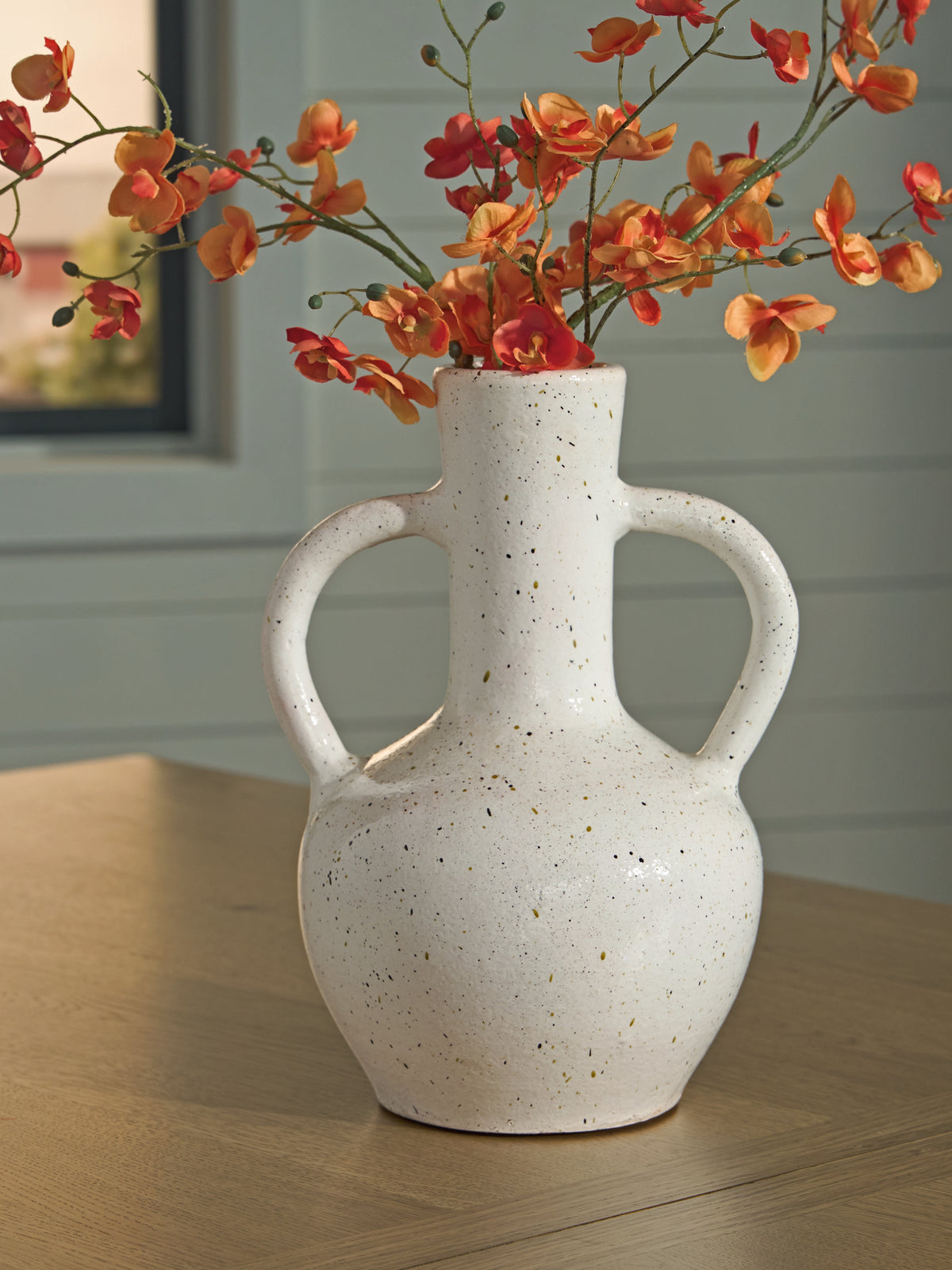 Lullora Furniture - Ashley Furniture - Dallinworth Vase - Vase / White/Black - A2000831