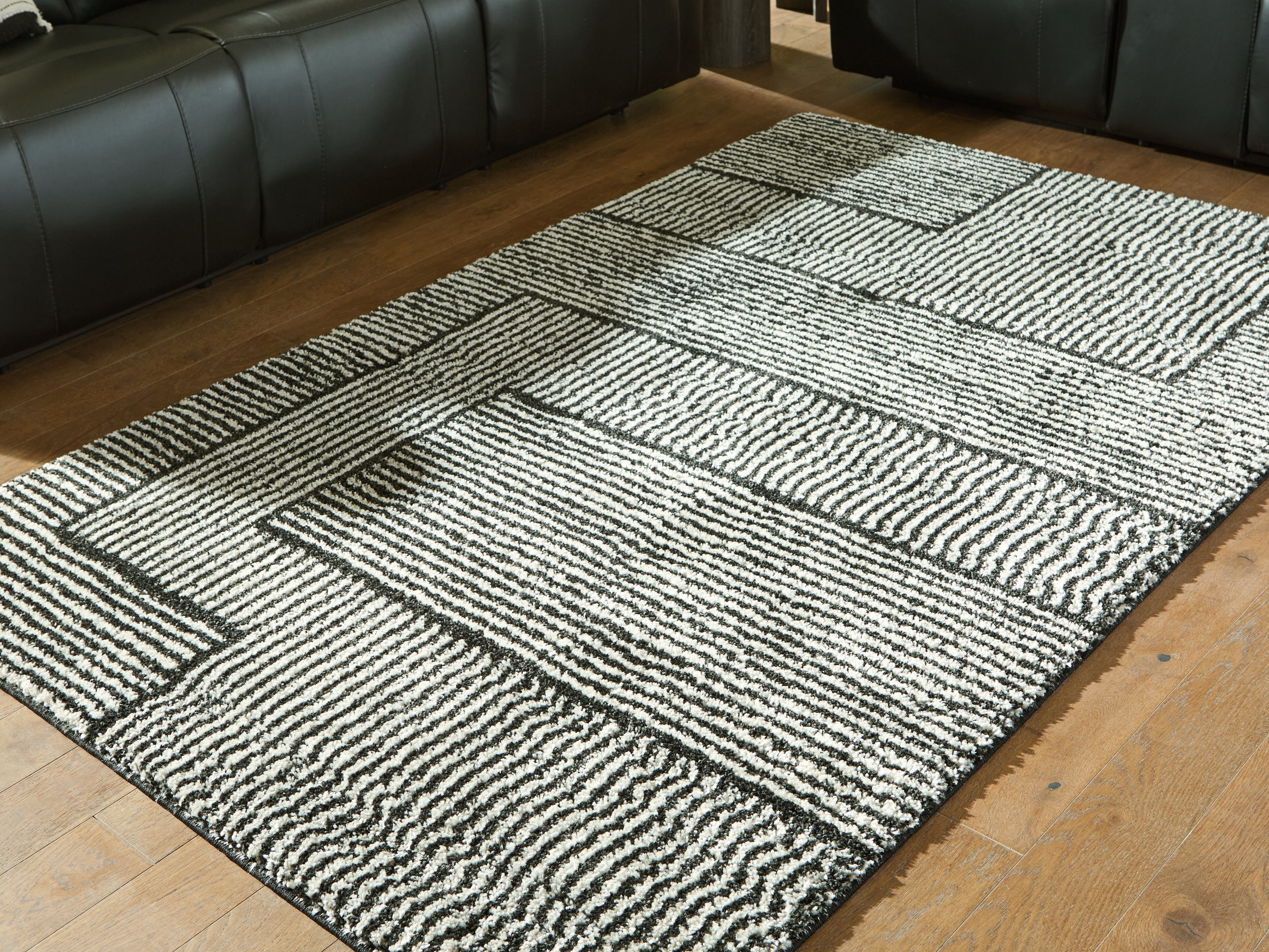 Lullora Furniture - Ashley Furniture - Kurtmen Rug - 5' x 7' Area Rug / Black/Ivory - R407592