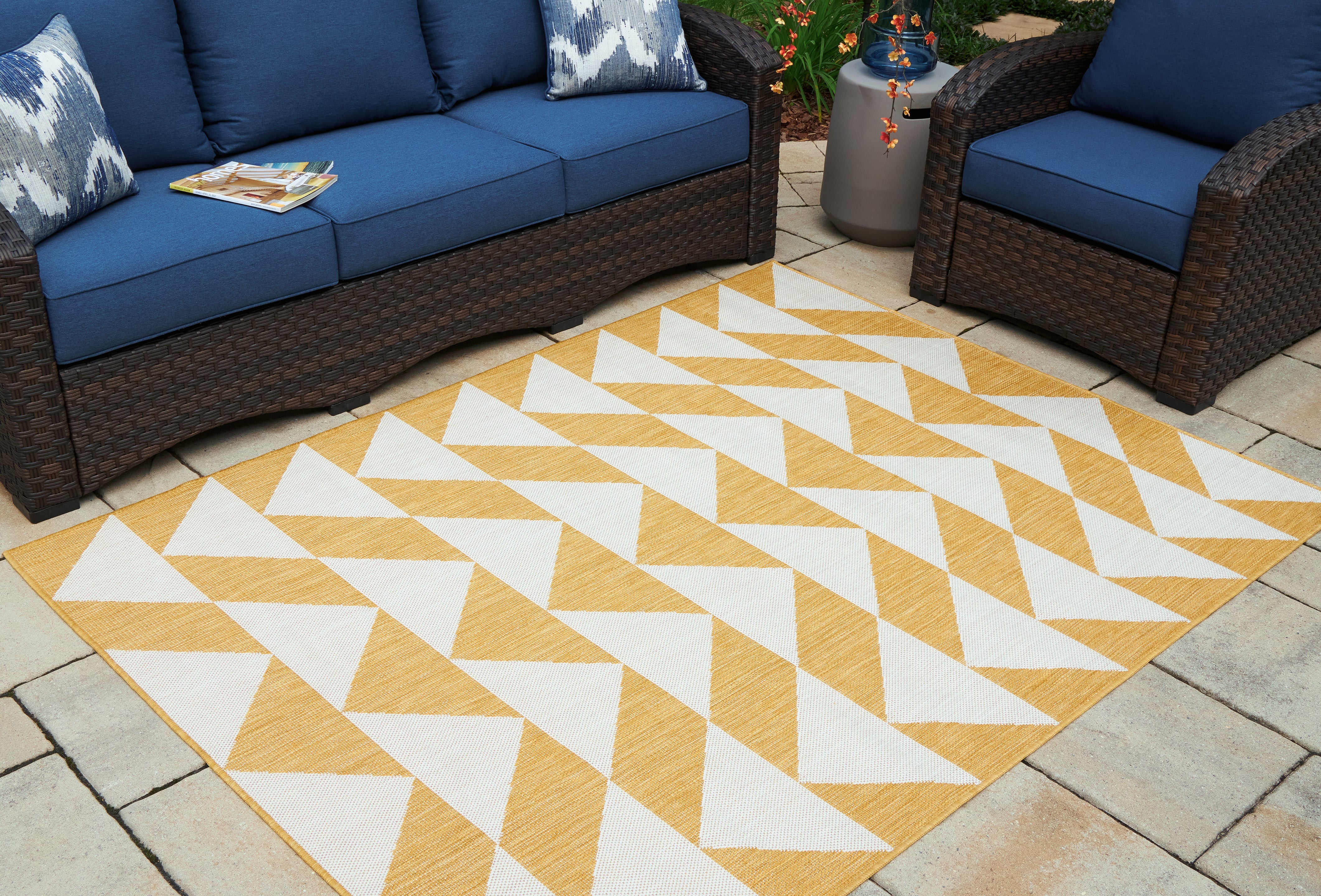 Lullora Furniture - Ashley Furniture - Thomley Rug - 5' x 7' Rug / Ivory/Yellow - R900062