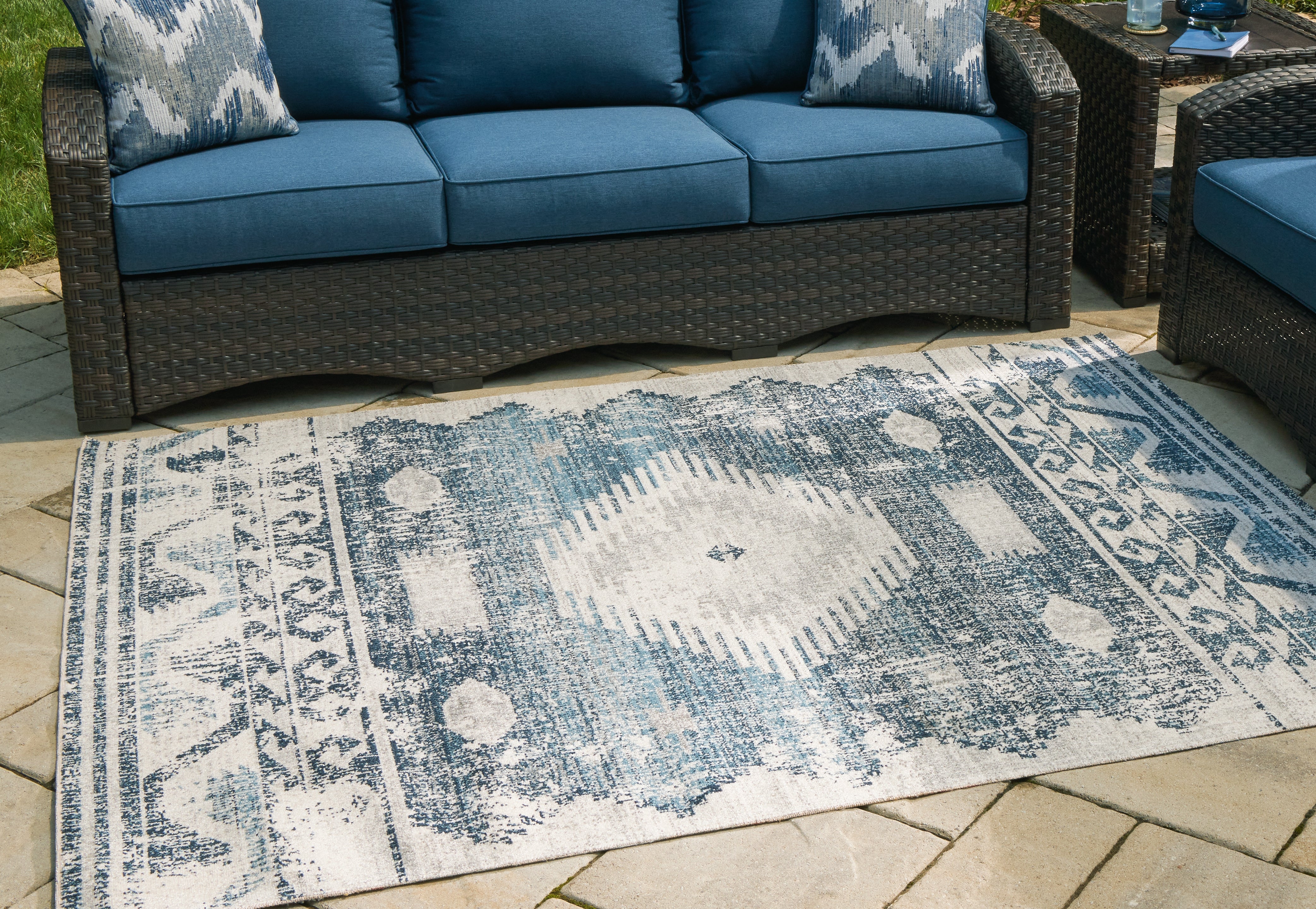 Lullora Furniture - Ashley Furniture - Daddridge Rug - 5' x 7' Rug / Blue/Gray/Ivory - R900102